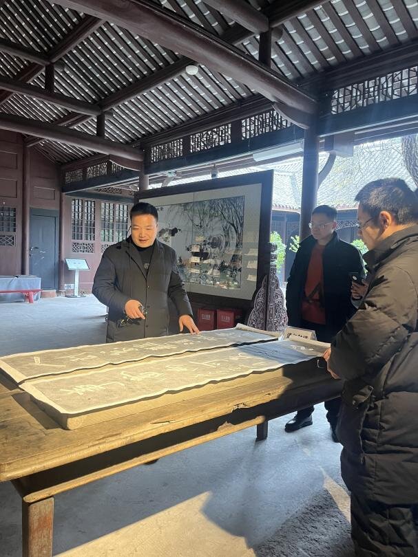 邓波馆长为游客进行导览_proc.jpg